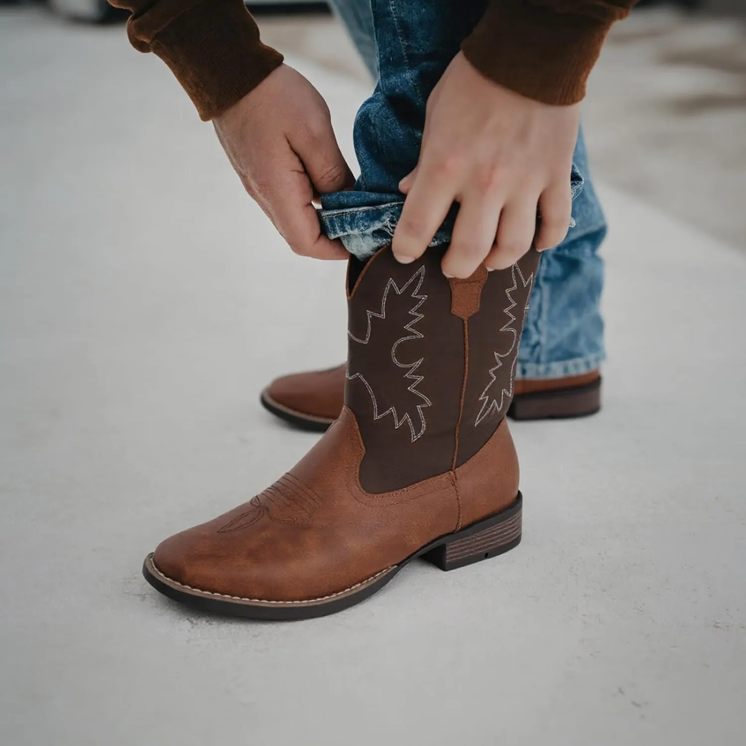 Cowboy Boots For Men with Wide Square Toe Western Retro Boot Durable Classic Fashionable Embroidered Country Pull On Slip Resistant Boots