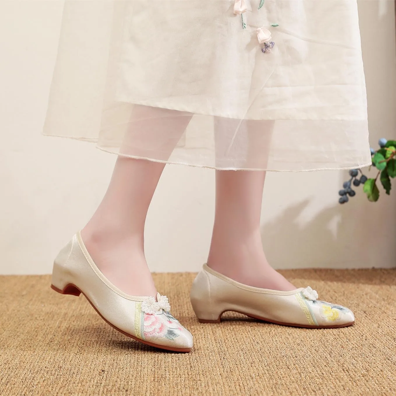 Women's Retro Classic Ballet Flats Shoes Pointed Toe Low Heel Mary Jane Shoes Handmade Floral Embroidered Shoes for Women Cheongsam Shoes