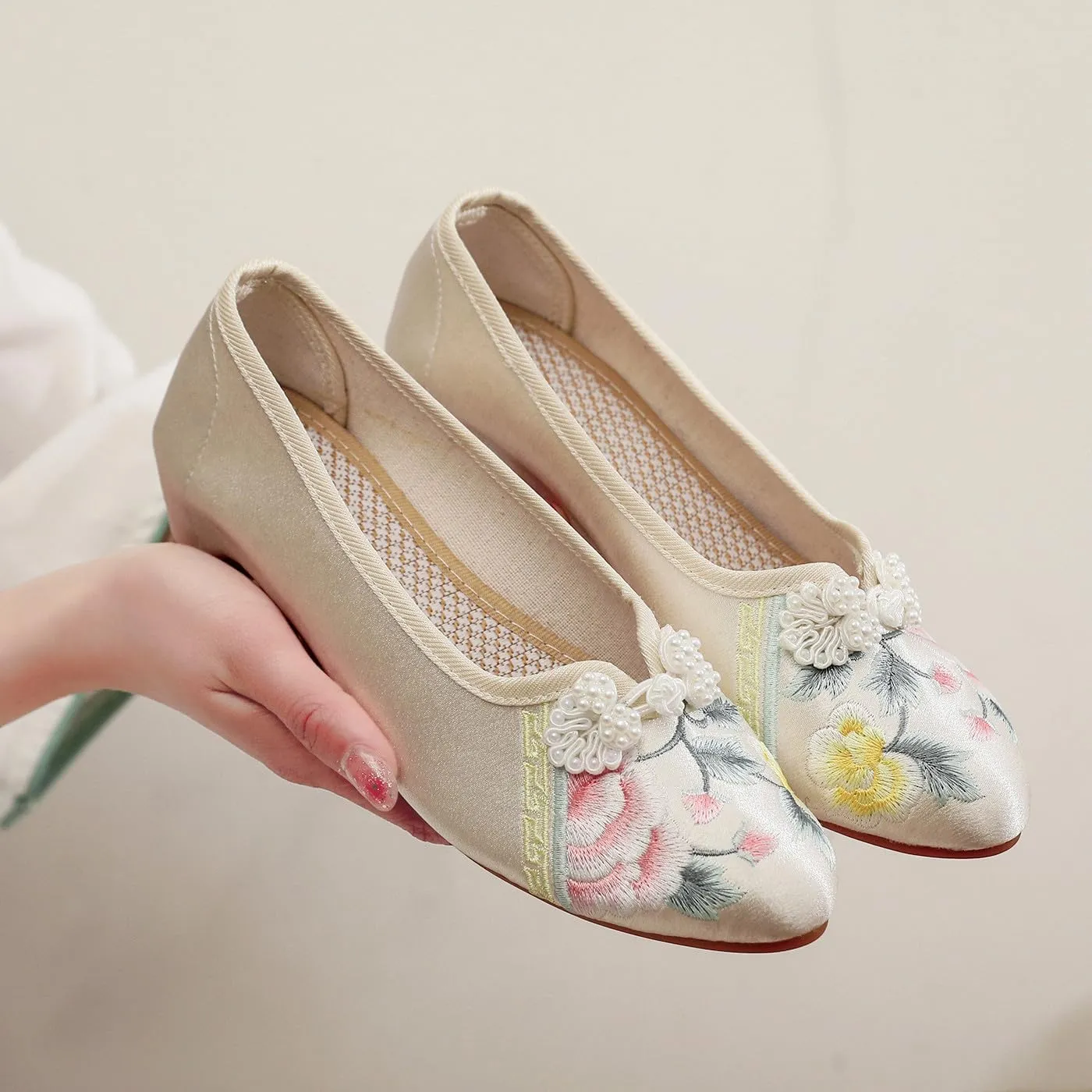 Women's Retro Classic Ballet Flats Shoes Pointed Toe Low Heel Mary Jane Shoes Handmade Floral Embroidered Shoes for Women Cheongsam Shoes