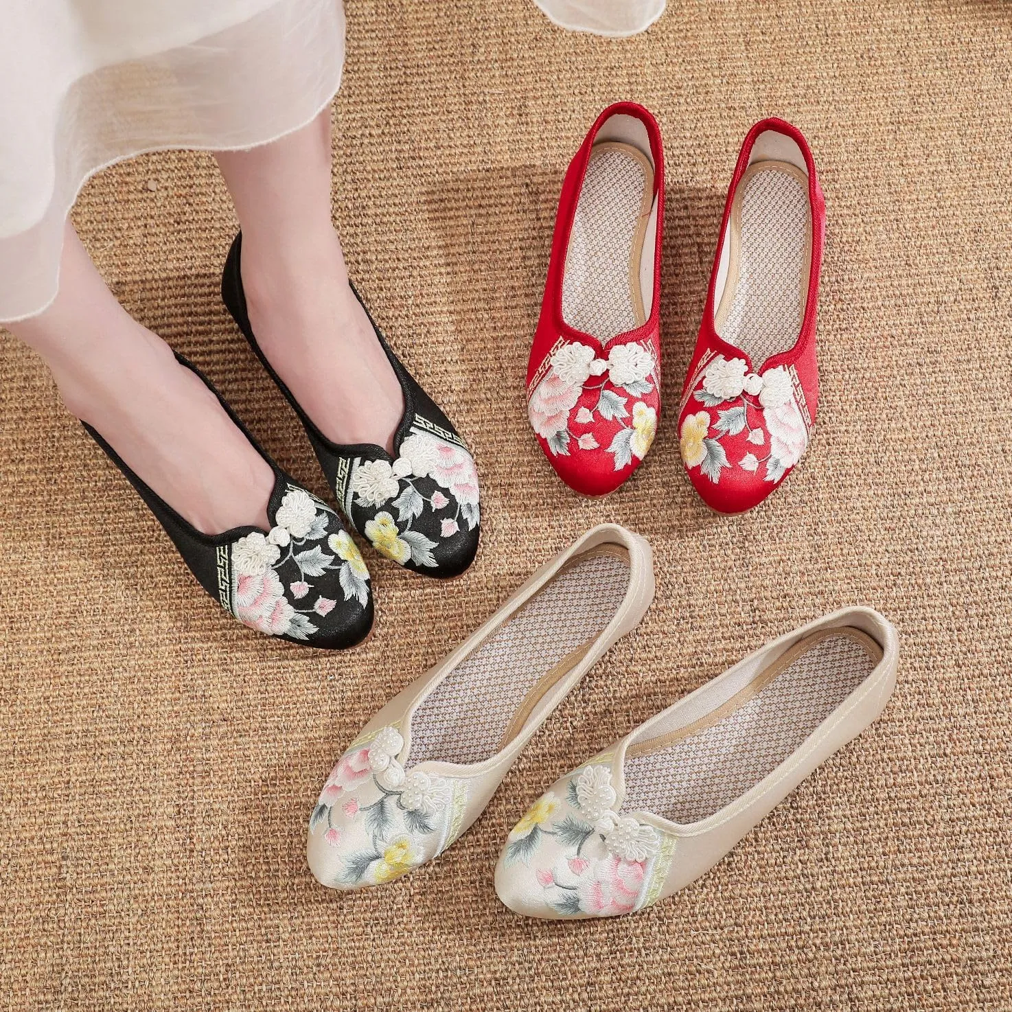 Women's Retro Classic Ballet Flats Shoes Pointed Toe Low Heel Mary Jane Shoes Handmade Floral Embroidered Shoes for Women Cheongsam Shoes