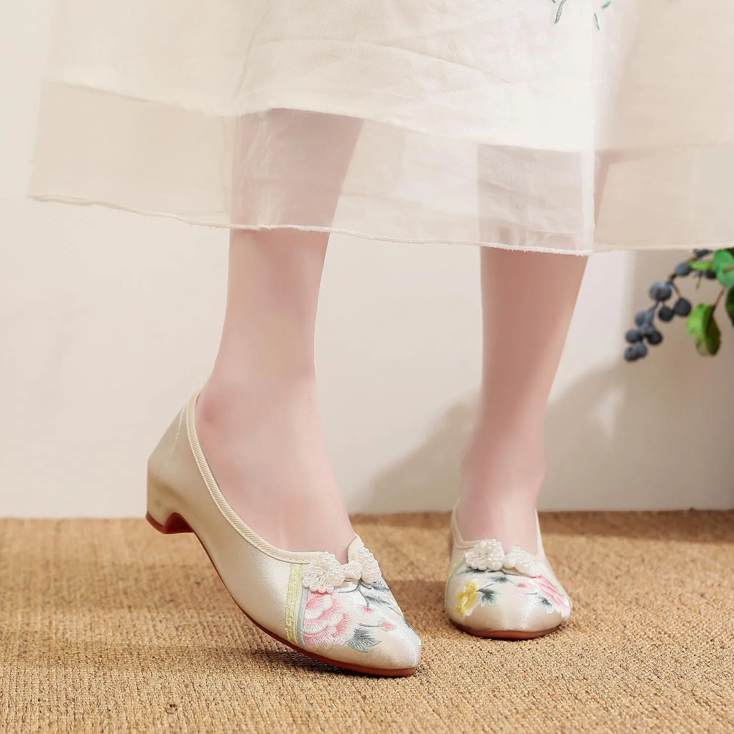 Women's Retro Classic Ballet Flats Shoes Pointed Toe Low Heel Mary Jane Shoes Handmade Floral Embroidered Shoes for Women Cheongsam Shoes