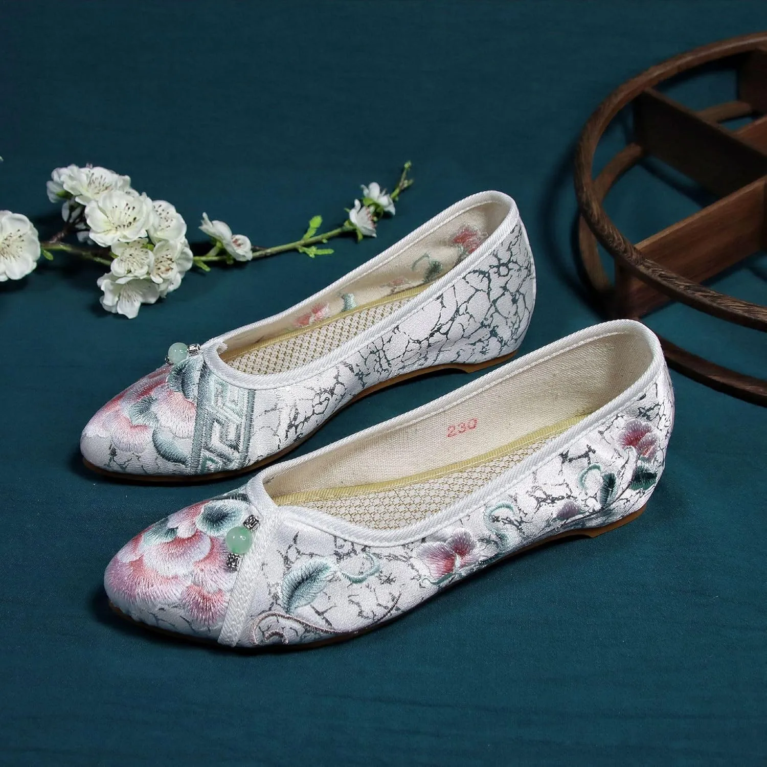 Women's Retro Classic Ballet Flats Shoes Pointed Toe Slip On Comfortable Loafer Handmade Floral Embroidered Shoes for Women Mary Jane Flats Cheongsam Shoes